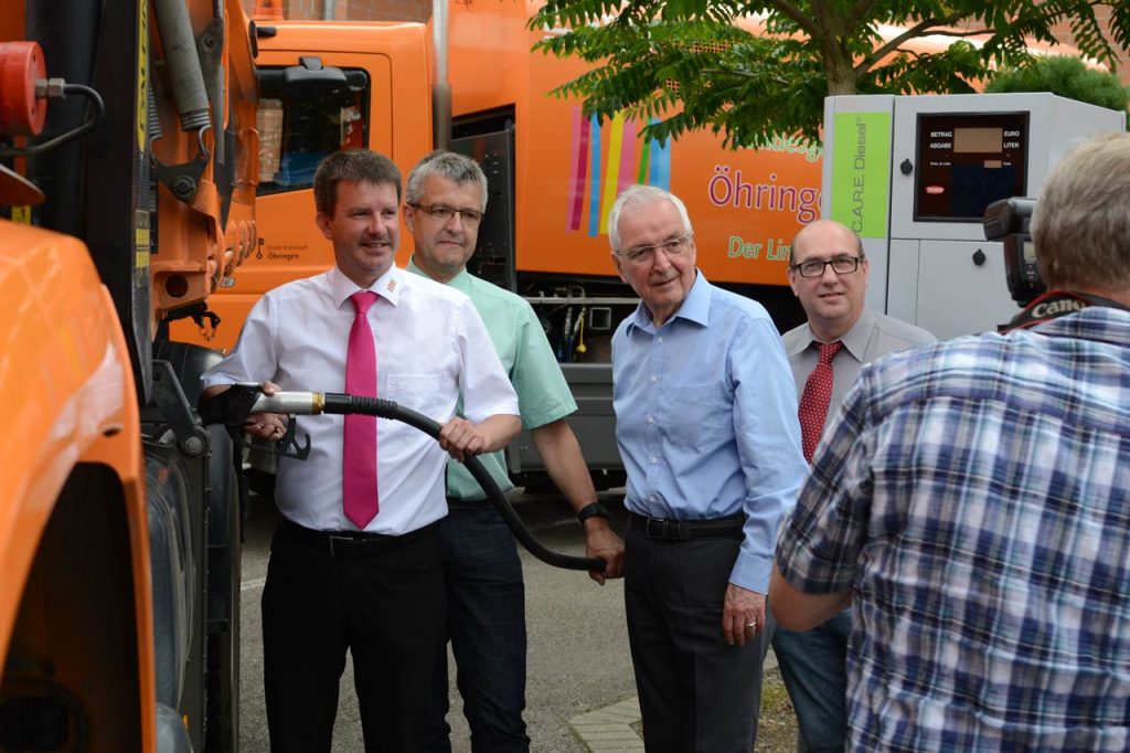 Thilo Michler (OB Öhringen), Roland Weissert (Geschäftsführer EDi Hohenlohe), Klaus Töpfer und Sebastian Dörr bei der Erstbetankung eines Fahrzeugs der Stadt Öhringen mit HVO im Jahr 2016.
