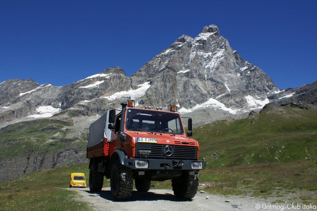 Und ständig grüßt das Matterhorn – Mit einem alten Unimog und Neste MY Renewable Diesel (HVO 100) auf dem Weg zum inoffiziellen Höhen-Weltrekord. (Foto: Unimog-Club Italia)