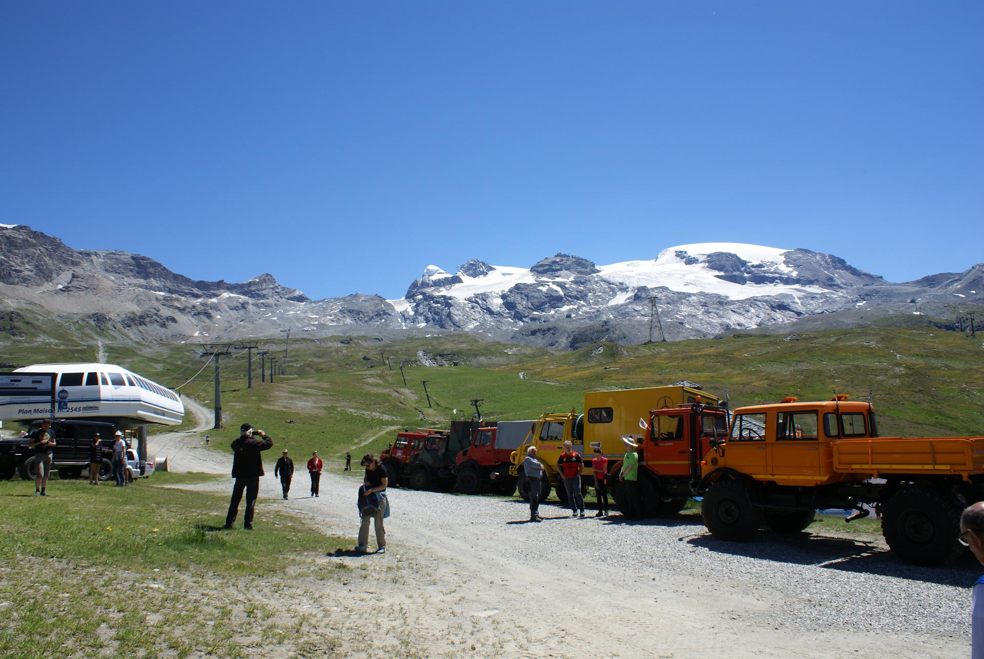 Nach Angaben der Fahrer zeigte der mit HVO100 betriebene Unimog während des Anstiegs weniger sichtbaren schwarzen Rauch als mehrere Vergleichsfahrzeuge. Eine Emissionsmessung fand nicht statt.<br />
Foto: Unimog-Club Italia