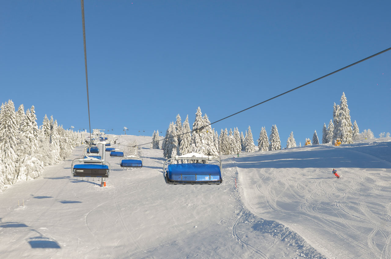 20221026_Zeigerbahn-Feldberg-Thomas-Latzel_web Sessellift über schneebedeckter Skipiste am Feldberg im Schwarzwald.