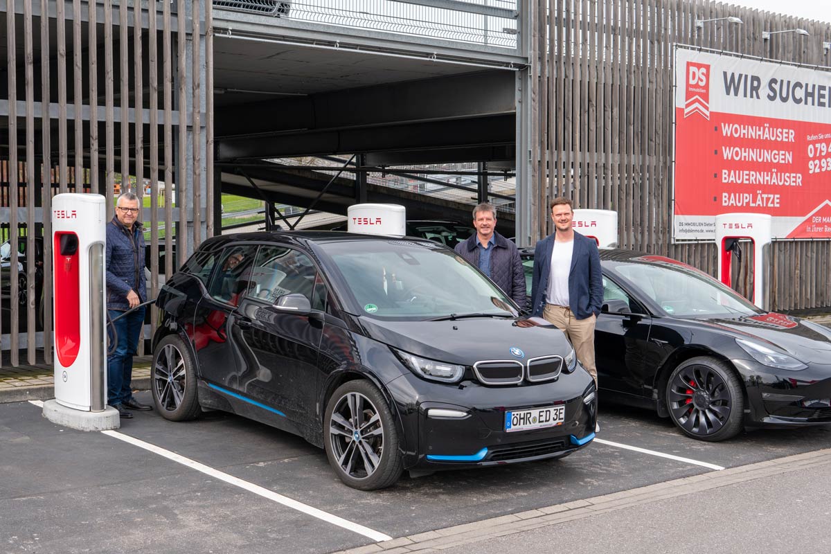 Roland Weissert, Thilo Michler und Thomas Grabert bei der Inbetriebnahme der Tesla Supercharger am Ö-Center Öhringen