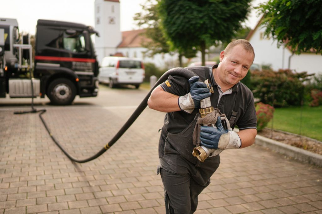 Spielzeug Tankwagen auf Landkarte