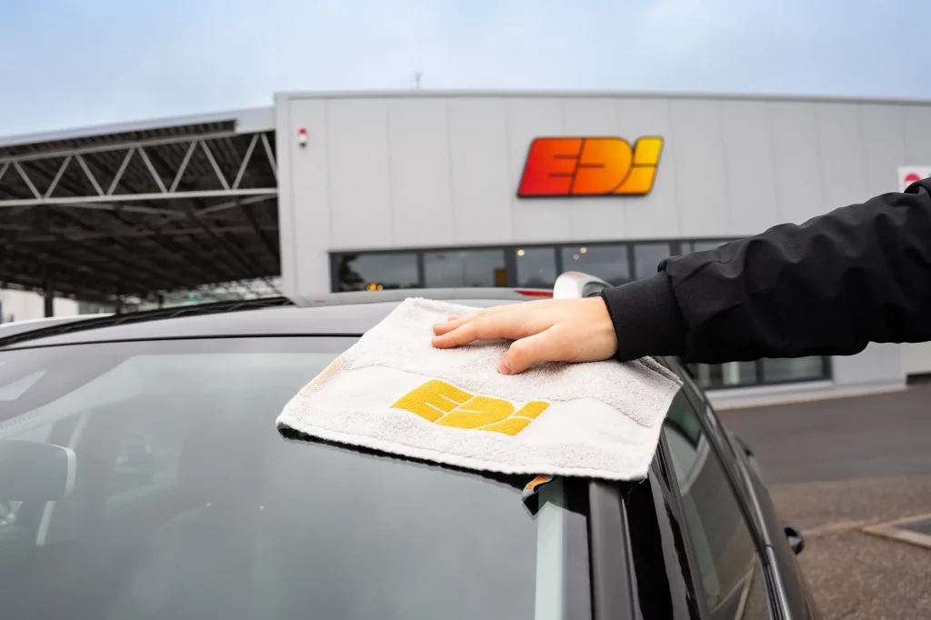 Fahrzeug in der Waschstraße der EDi-Tankstelle am Ö-Center in Öhringen