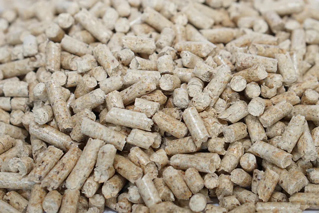 Holzpellets in den Händen