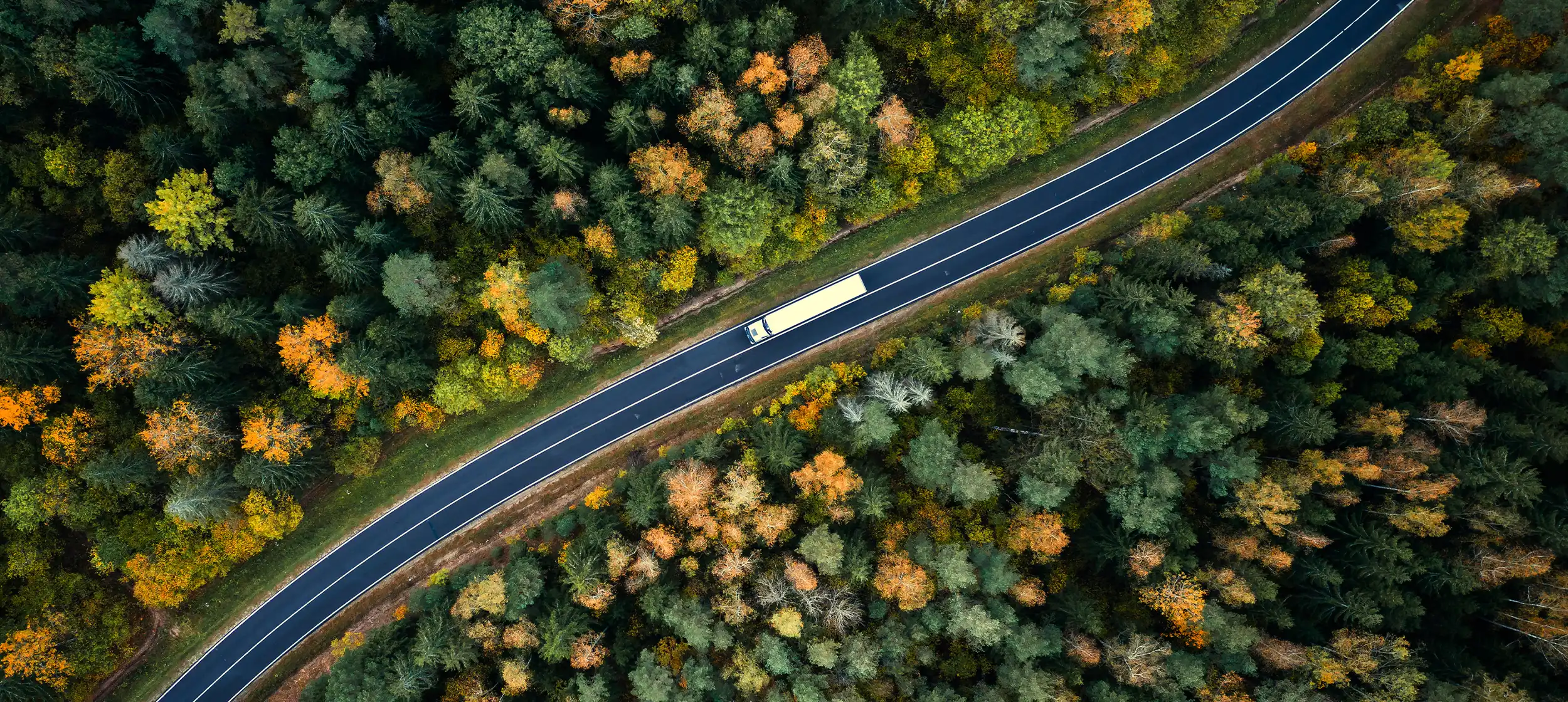 Vergleich zwischen zwei brennenden Kraftstoffproben: fossiler Dieselkraftstoff und XtL-Kraftstoff nach DIN15940.