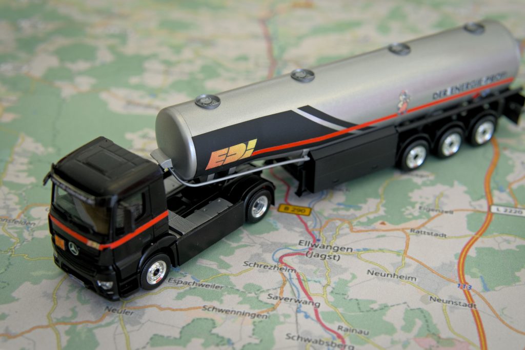 Spielzeug Tankwagen auf Landkarte