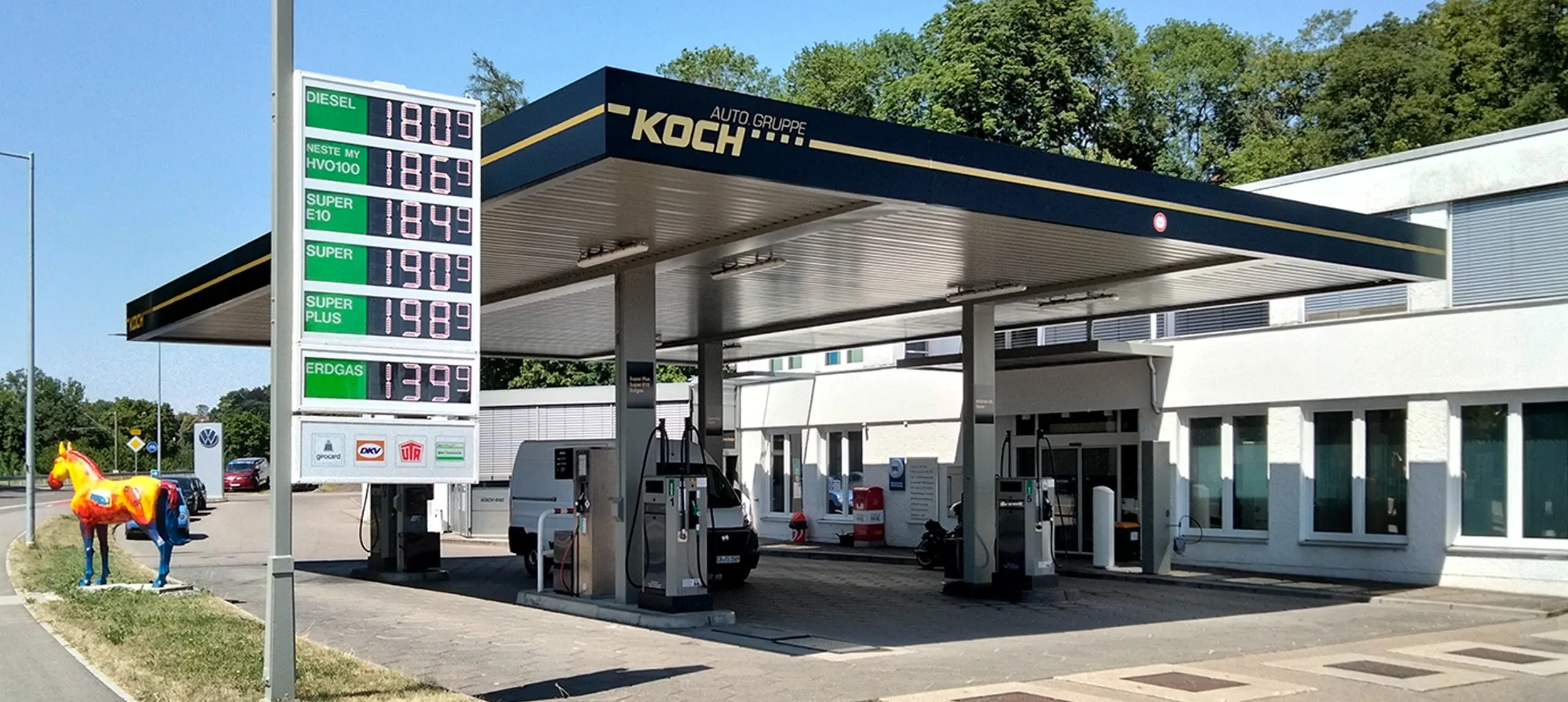 EDi Tankstelle am Ö-Center mit Preismast im Vordergrund