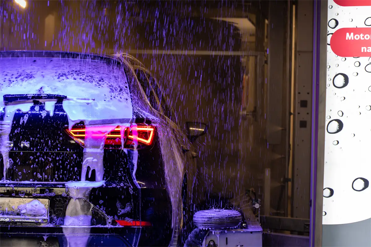 Gebäude mit EDi Logo und Schriftzug Waschstraße